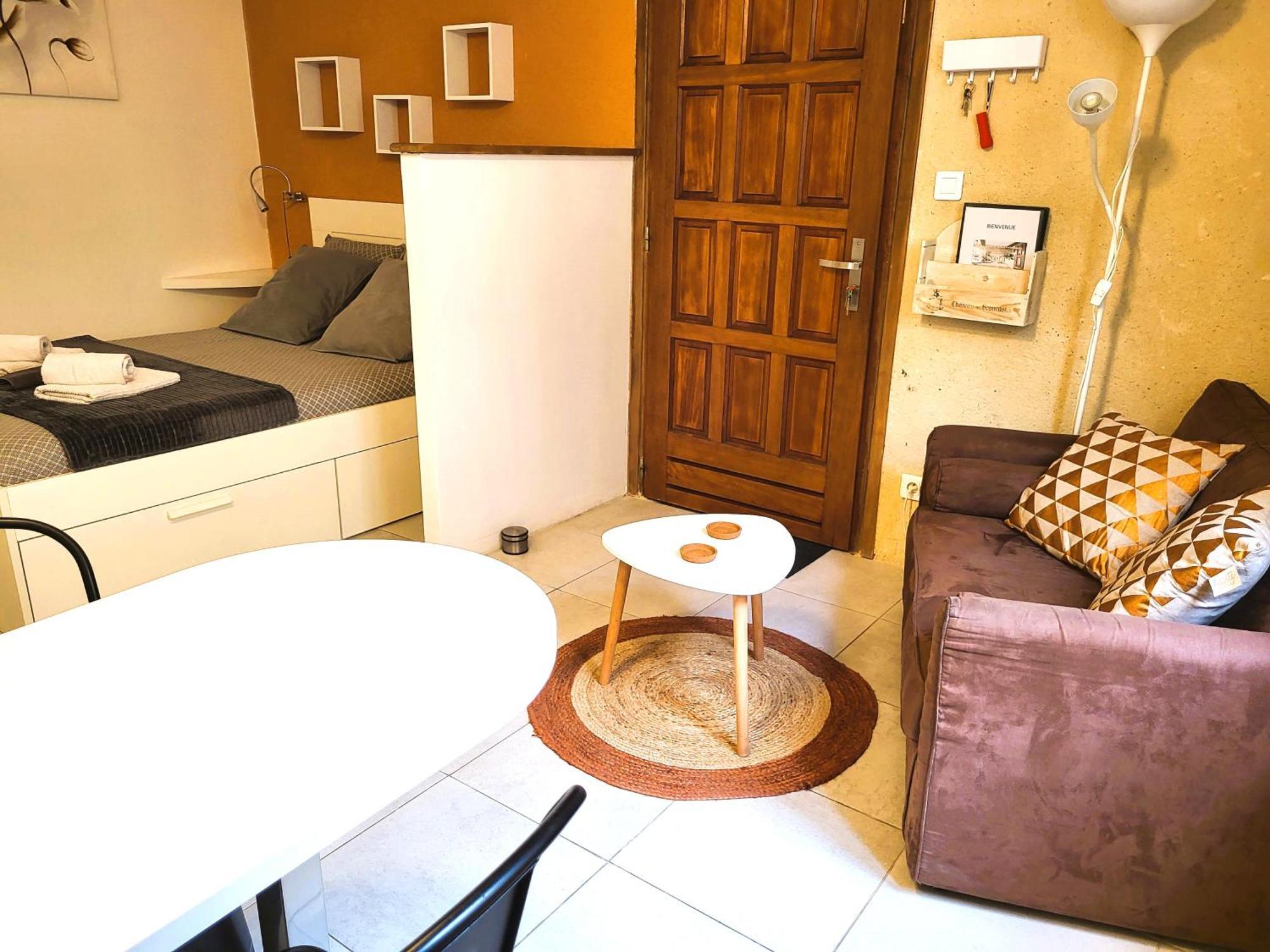 Ravissant Studio Uzes Bagian luar foto