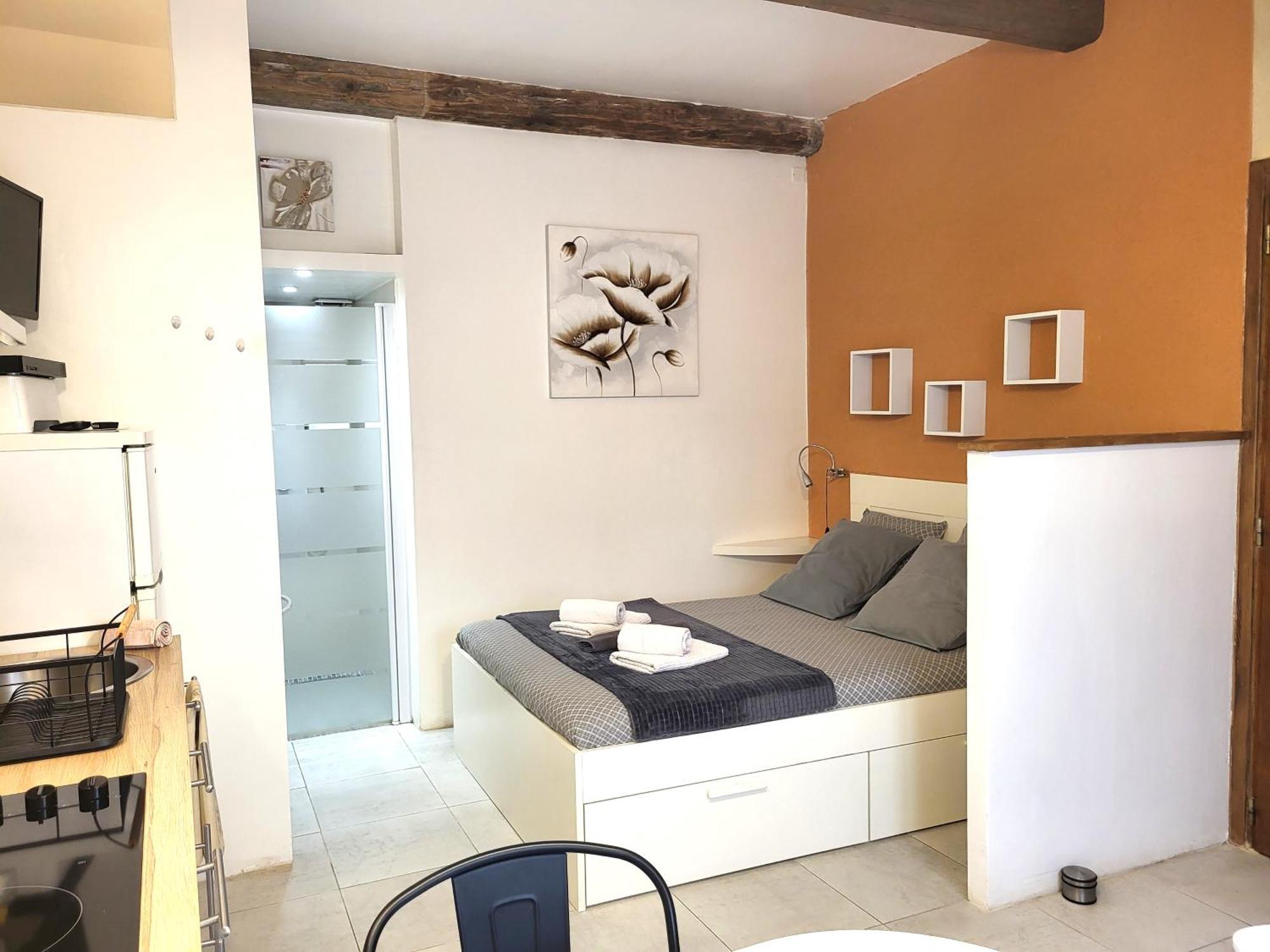 Ravissant Studio Uzes Bagian luar foto