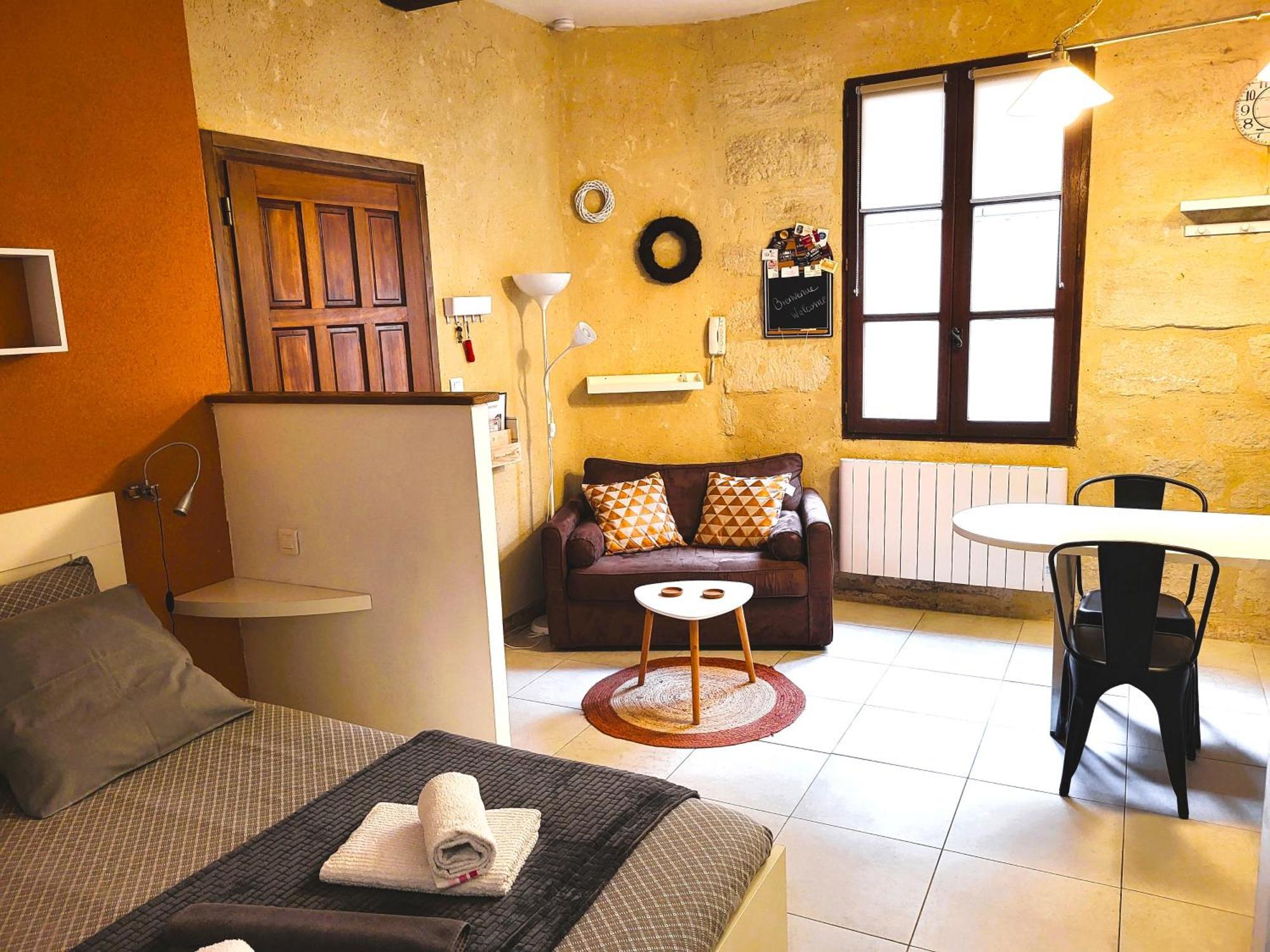 Ravissant Studio Uzes Bagian luar foto